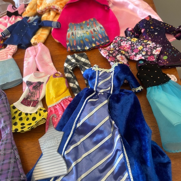 Barbie lot with clothes and accessories - Picture 5 of 9